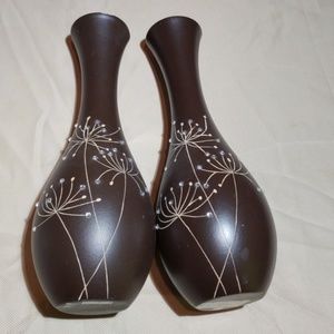 2 Brown vases